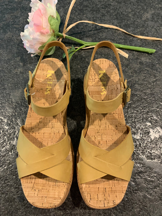 Korks Mustard Platform Sandal (NWOT)