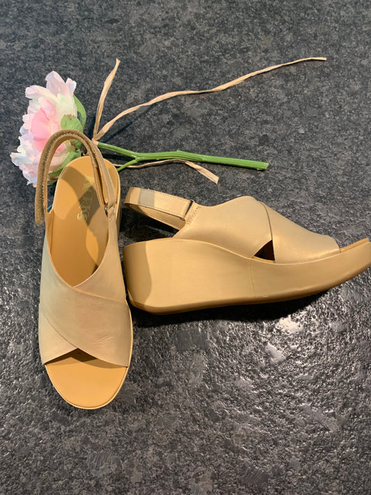 Korks Gold Platform Sandals (NWOT)